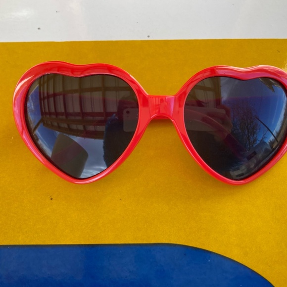 Retro Heart Sunglasses from the FAMOUS Austin Motel! - Picture 2 of 3